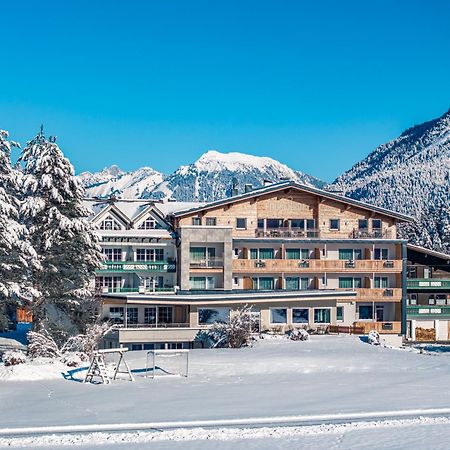 Hotel Foehrenhof Stanzach Bagian luar foto