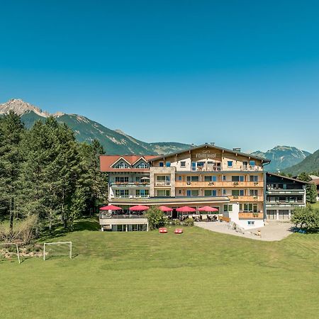 Hotel Foehrenhof Stanzach Bagian luar foto