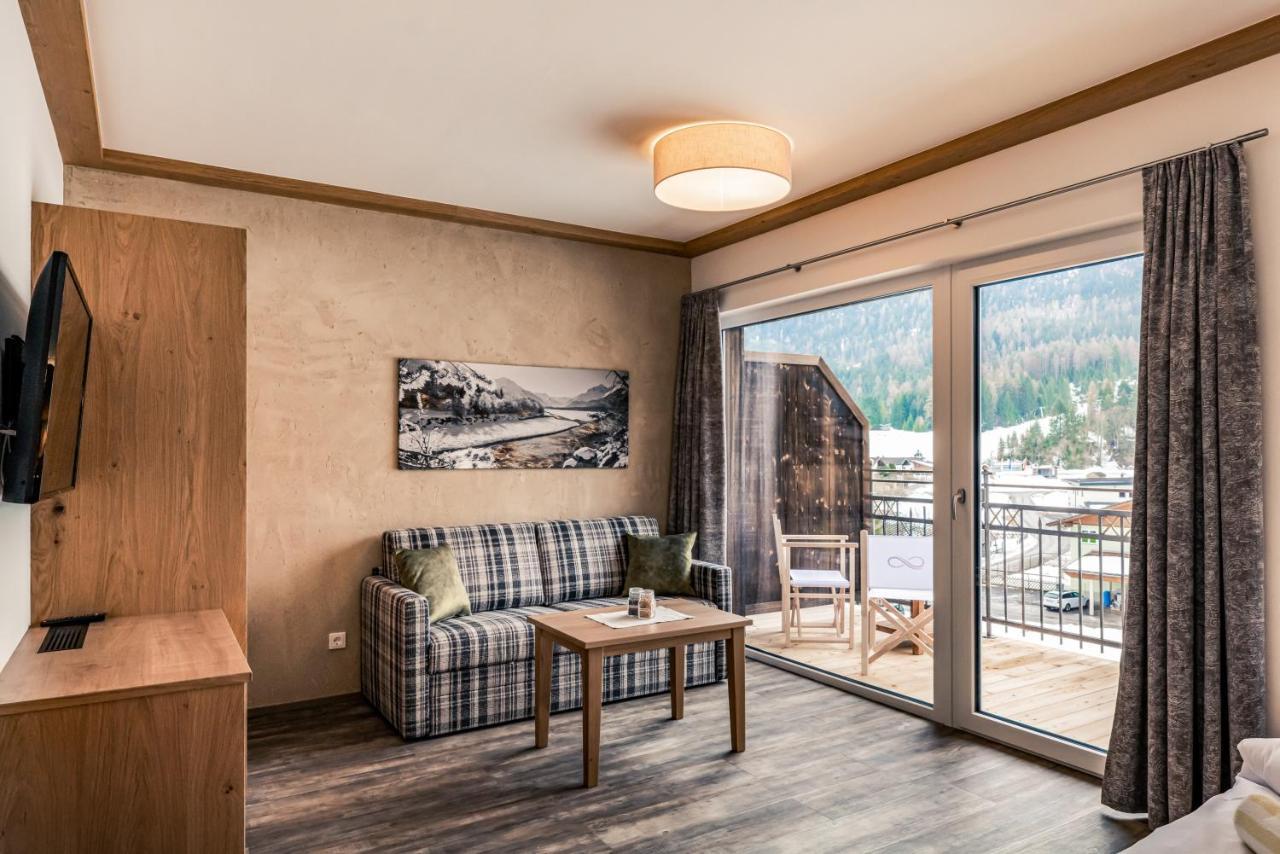 Hotel Foehrenhof Stanzach Bagian luar foto