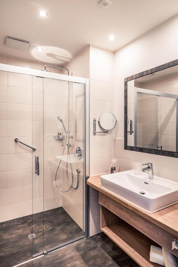 Hotel Foehrenhof Stanzach Bagian luar foto
