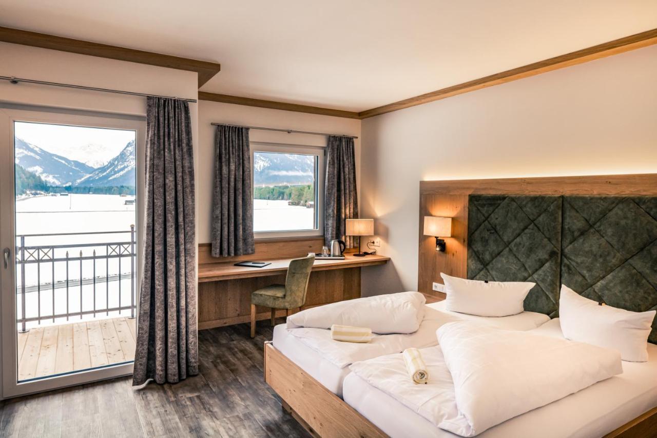 Hotel Foehrenhof Stanzach Bagian luar foto