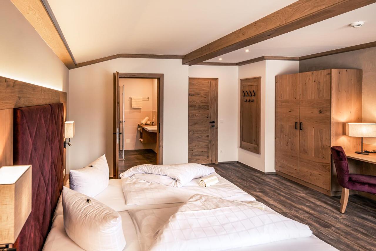 Hotel Foehrenhof Stanzach Bagian luar foto