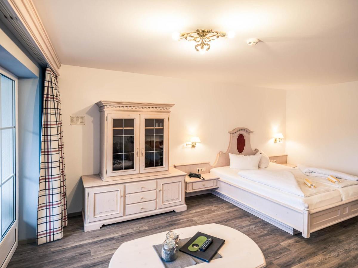 Hotel Foehrenhof Stanzach Bagian luar foto