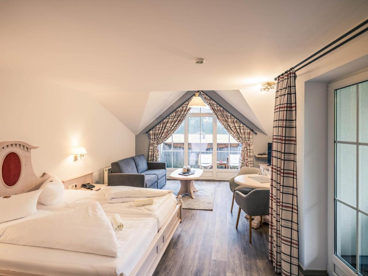 Hotel Foehrenhof Stanzach Bagian luar foto