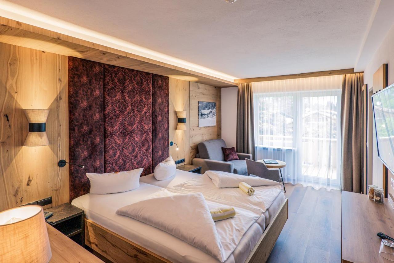 Hotel Foehrenhof Stanzach Bagian luar foto