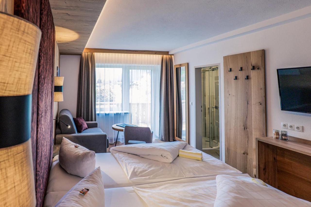 Hotel Foehrenhof Stanzach Bagian luar foto