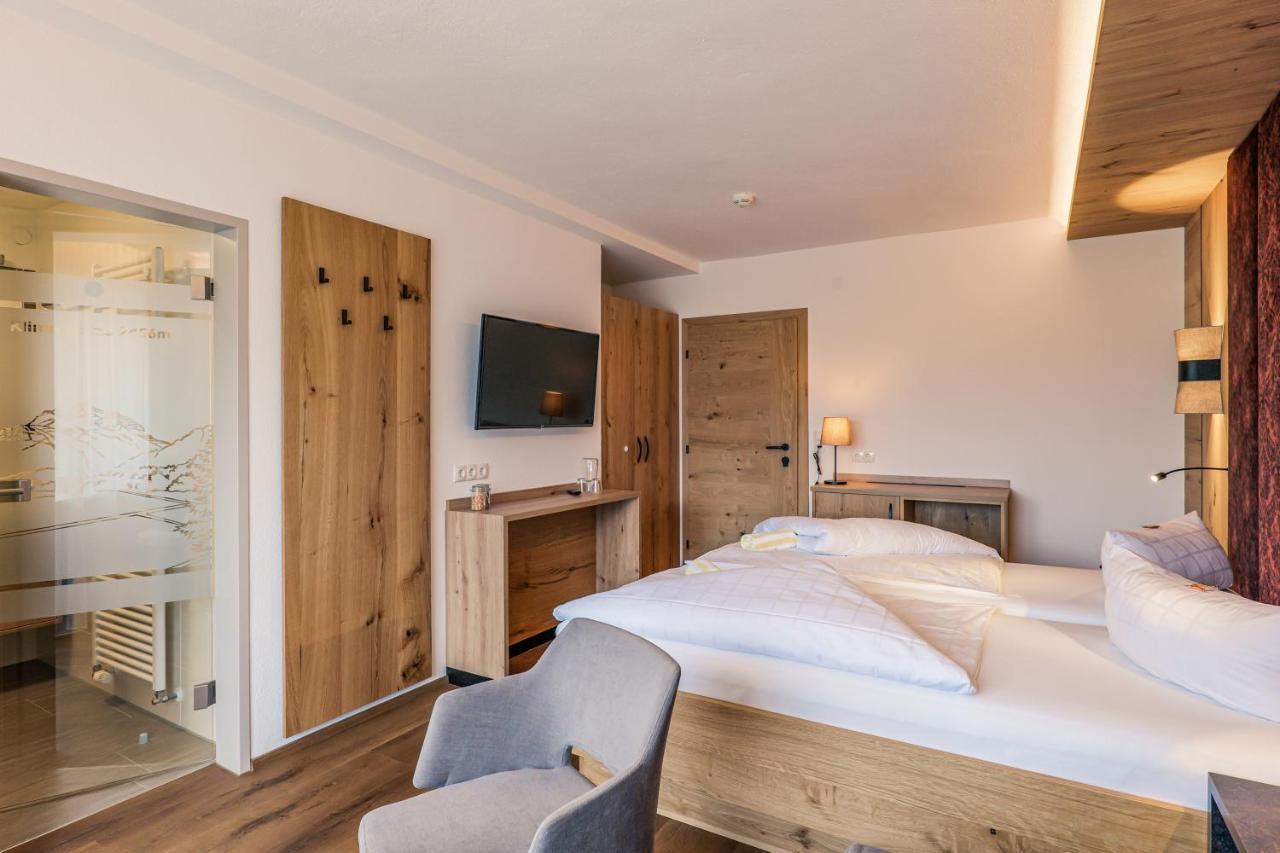 Hotel Foehrenhof Stanzach Bagian luar foto