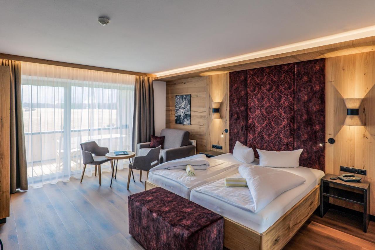 Hotel Foehrenhof Stanzach Bagian luar foto