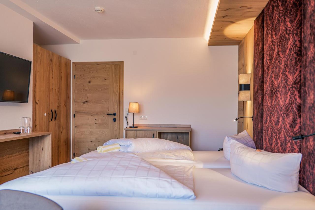 Hotel Foehrenhof Stanzach Bagian luar foto