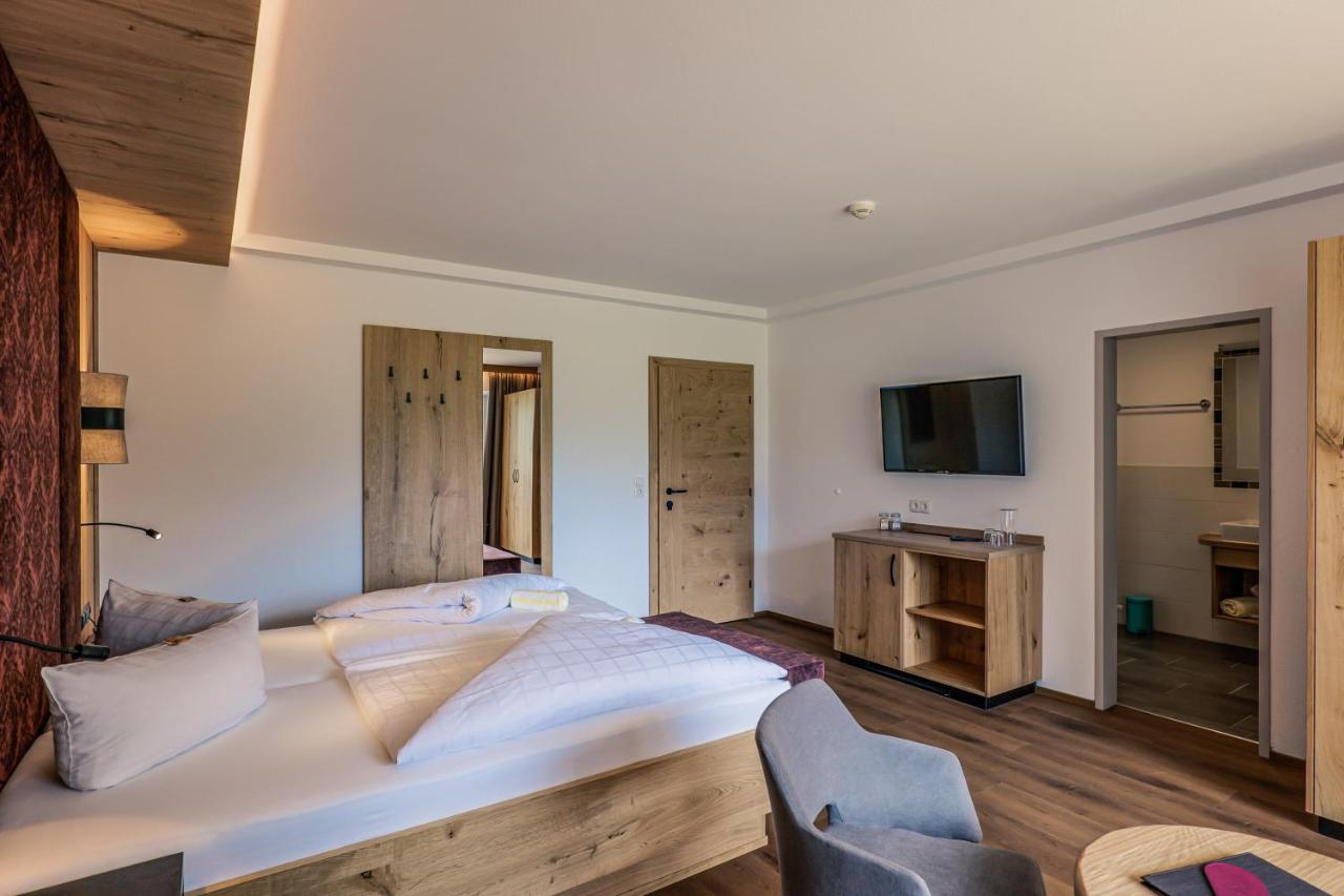 Hotel Foehrenhof Stanzach Bagian luar foto